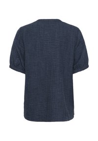 Donkerblauw blouse met korte mouwen, textuurstof en een losse pasvorm, van achteren getoond tegen een witte achtergrond.