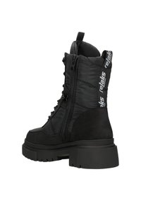 Czarne botki za kostkę wykonane z połączenia gładkich i teksturowanych materiałów syntetycznych, z bocznym zamkiem błyskawicznym, detalami sznurowania oraz masywną gumową podeszwą.