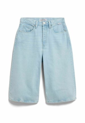 Lichtblauwe denim korte broek tot op de knie met voorzakken, riemlussen en een knoopsluiting, weergegeven op een witte achtergrond.