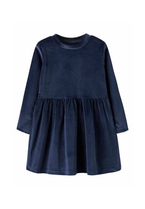 Donkerblauwe corduroy jurk met lange mouwen, ronde halslijn en geplooide rok. Verticale strepen voegen textuur aan de stof toe.