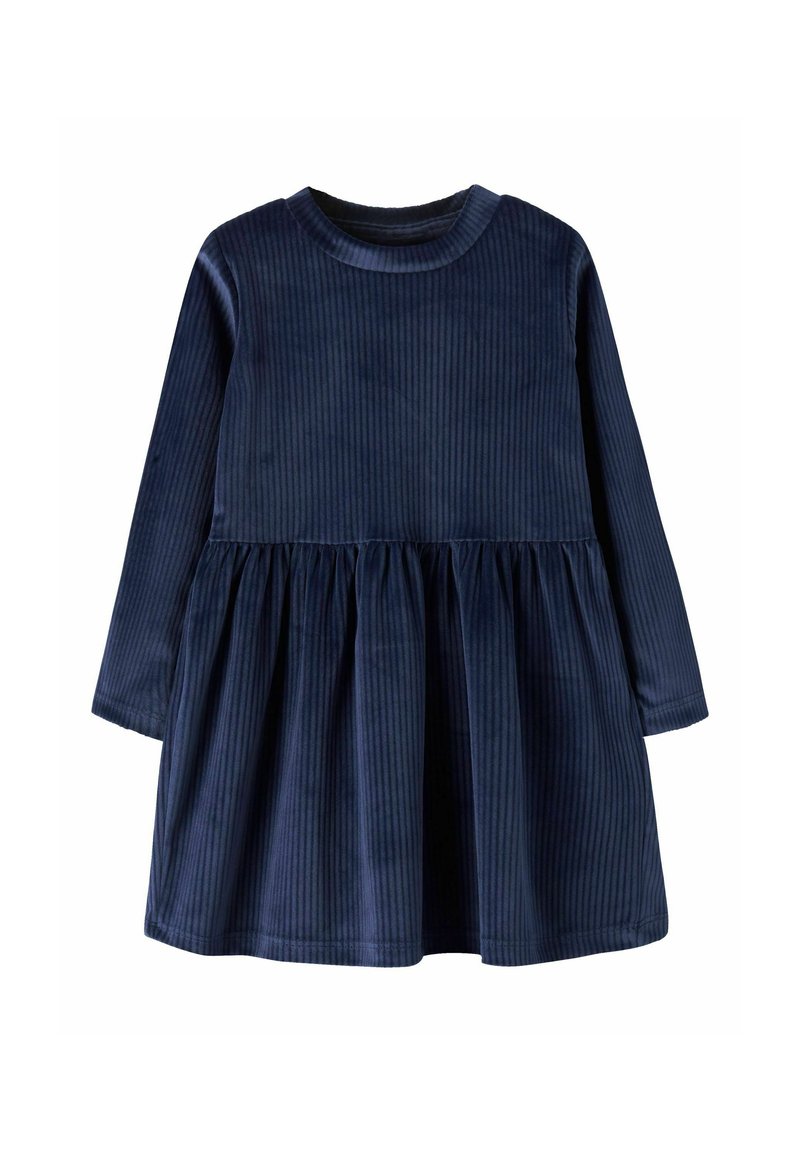 Granatowa sukienka z sztruksu z długimi rękawami, okrągłym dekoltem i marszczonym dołem. Pionowe paski dodają tekstury tkaninie.
