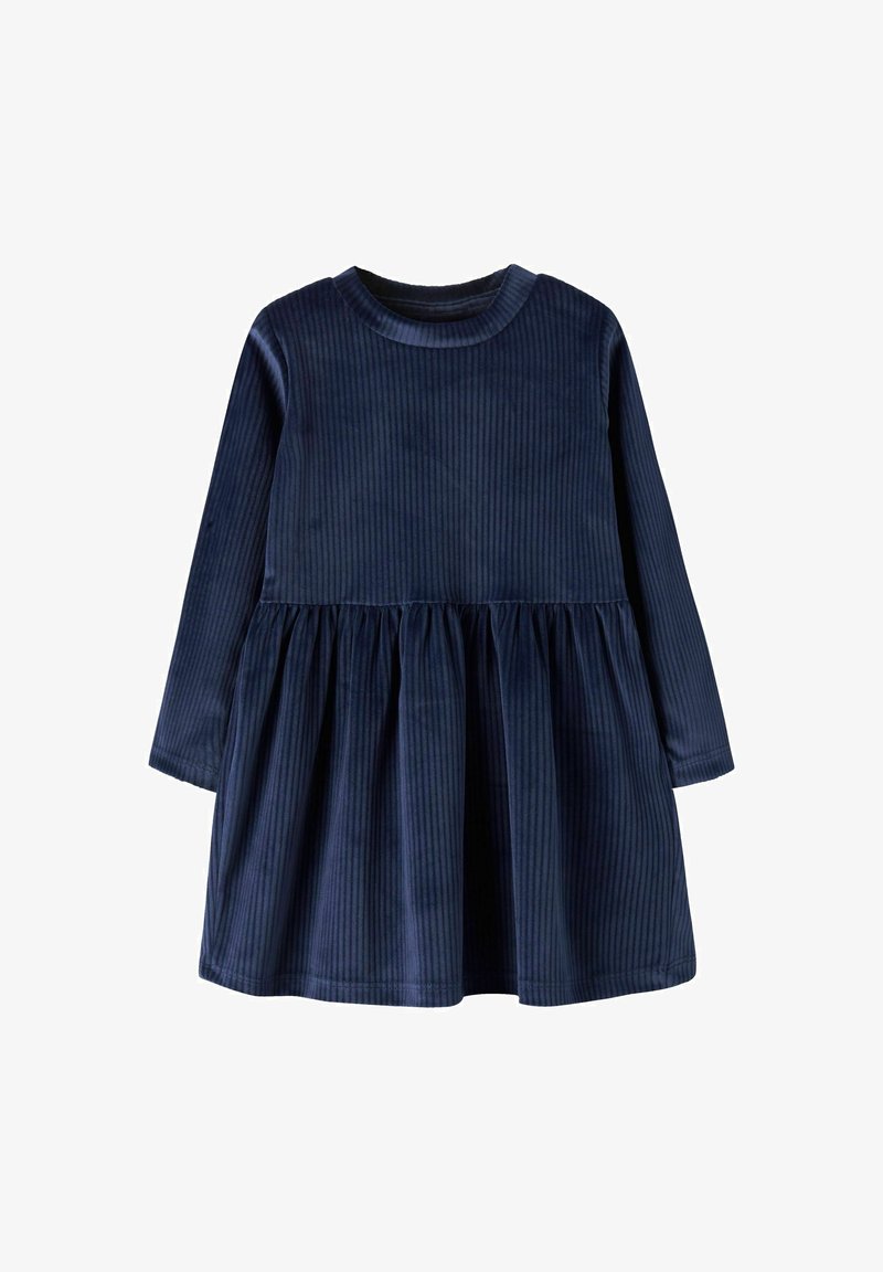Granatowa sukienka z sztruksu z długimi rękawami, okrągłym dekoltem i marszczonym dołem. Pionowe paski dodają tekstury tkaninie.