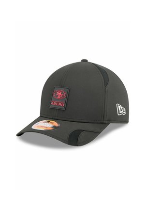 Casquette de baseball noire avec une forme structurée, arborant un patch logo rouge des San Francisco 49ers et des accents en maille sur les côtés. Design à visière plate.