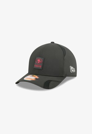 Schwarze Baseballmütze mit strukturiertem Sitz, ausgestattet mit einem roten Logo-Patch der San Francisco 49ers und Netzakzenten an den Seiten. Flacher Schirm.