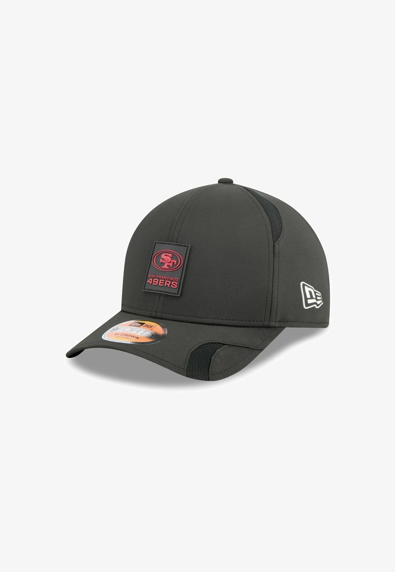 Schwarze Baseballmütze mit strukturiertem Sitz, ausgestattet mit einem roten Logo-Patch der San Francisco 49ers und Netzakzenten an den Seiten. Flacher Schirm.