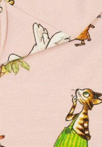 Puuvillakangas, jossa on vaaleanpunainen tausta ja kissa vihreissä vaatteissa, ympäröitynä mielikuvituksellisilla eläimillä ja lehtikoristeilla.