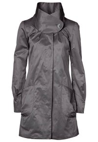 Cappotto in tessuto grigio con colletto alto, corpetto plissettato e due grandi tasche frontali. Presenta un dettaglio con bottone sul colletto. Maniche lunghe.