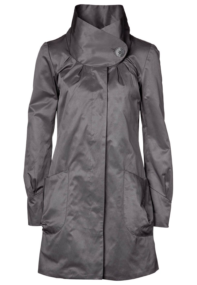Cappotto in tessuto grigio con colletto alto, corpetto plissettato e due grandi tasche frontali. Presenta un dettaglio con bottone sul colletto. Maniche lunghe.