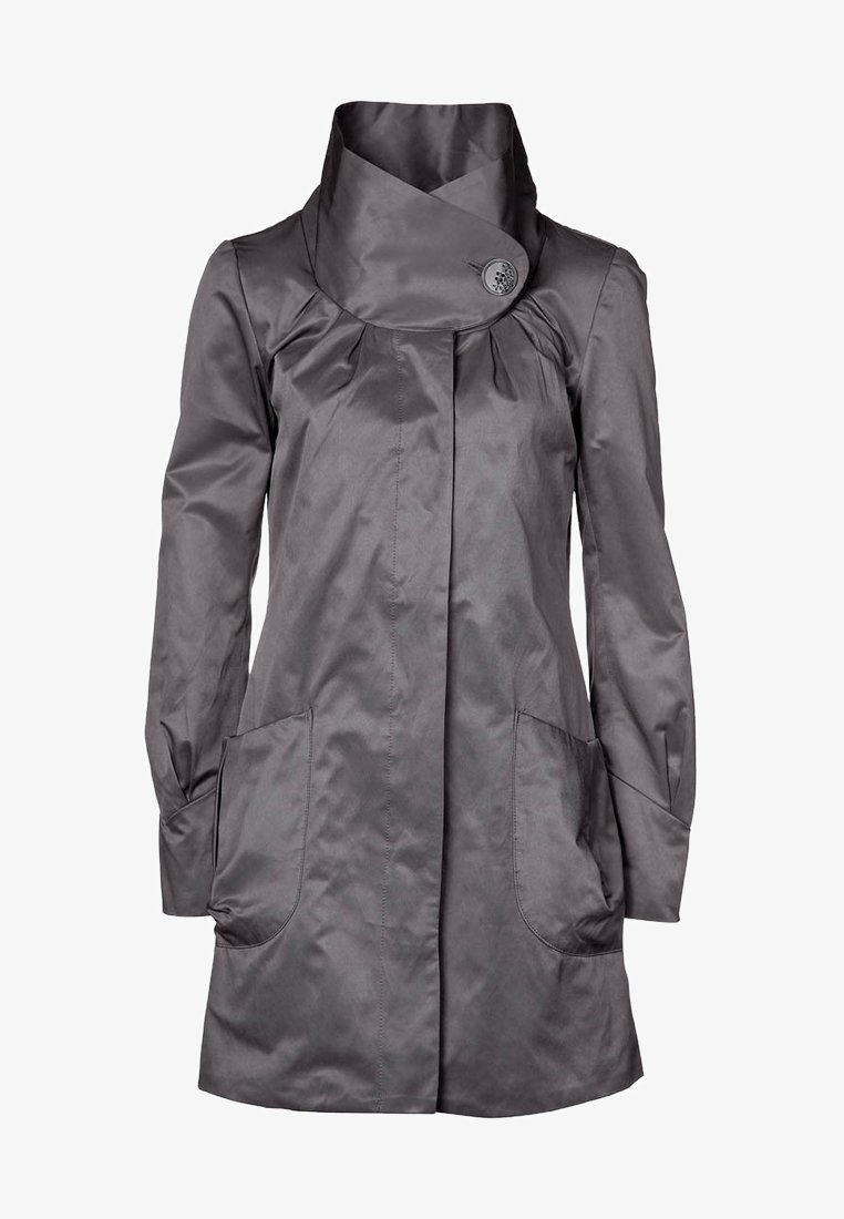 Cappotto in tessuto grigio con colletto alto, corpetto plissettato e due grandi tasche frontali. Presenta un dettaglio con bottone sul colletto. Maniche lunghe.