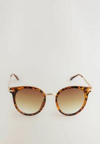 Schildpatt-Sonnenbrille im Cat-Eye-Design mit abgestuften Gläsern und goldfarbenen Akzenten an Brücke und Bügeln.