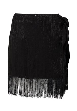 Schwarzer Rock mit einem strukturierten Muster und einem Fransenrand. Das Design umfasst eine taillierte Taille und einen Reißverschluss auf der Rückseite.