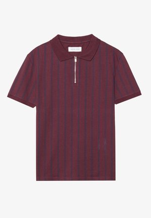 Polo shirt bordeaux avec un col zippé, comportant des rayures verticales bleues. Fabriqué en tissu doux, il a un col classique et des manches courtes.