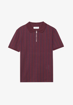 Polo shirt bordeaux avec un col zippé, comportant des rayures verticales bleues. Fabriqué en tissu doux, il a un col classique et des manches courtes.