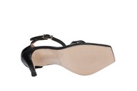 Sandal de tacón alto de cuero negro con una correa delgada en el tobillo y punta cuadrada. Cuenta con una suela de goma texturizada para mayor agarre. Talla 37.