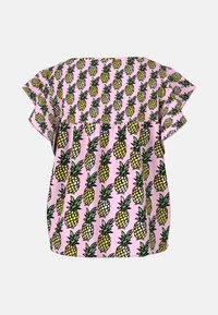 Rosa Oberteil mit einem wiederholenden Ananas-Muster in Gelb und Grün. Ausgestellte Ärmel und ein gerafftes Taillen-Detail heben das Design hervor.
