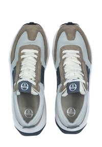 Sneakers med en ljusgrå meshöverdela, bruna mockadetaljer, vita snören och svart logotyp. Dämpad sula med rundad tådesign.
