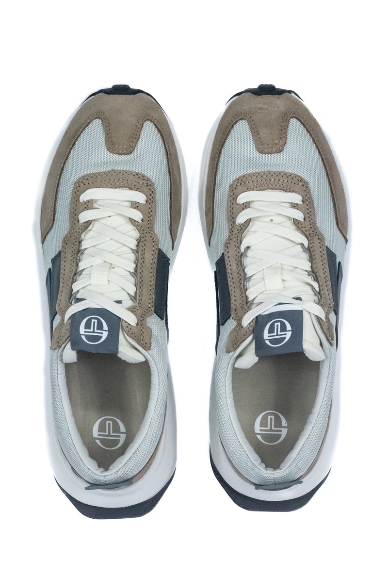 Zapatillas con parte superior de malla gris claro, detalles de ante marrón, cordones blancos y logotipo negro. Suela acolchada con diseño de punta redondeada.