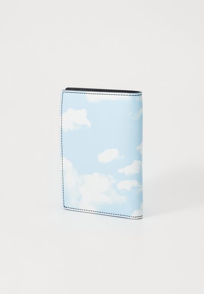 Portafoglio in faux pelle blu con motivo a nuvole, cuciture bianche e una forma rettangolare elegante. L'interno è nero.