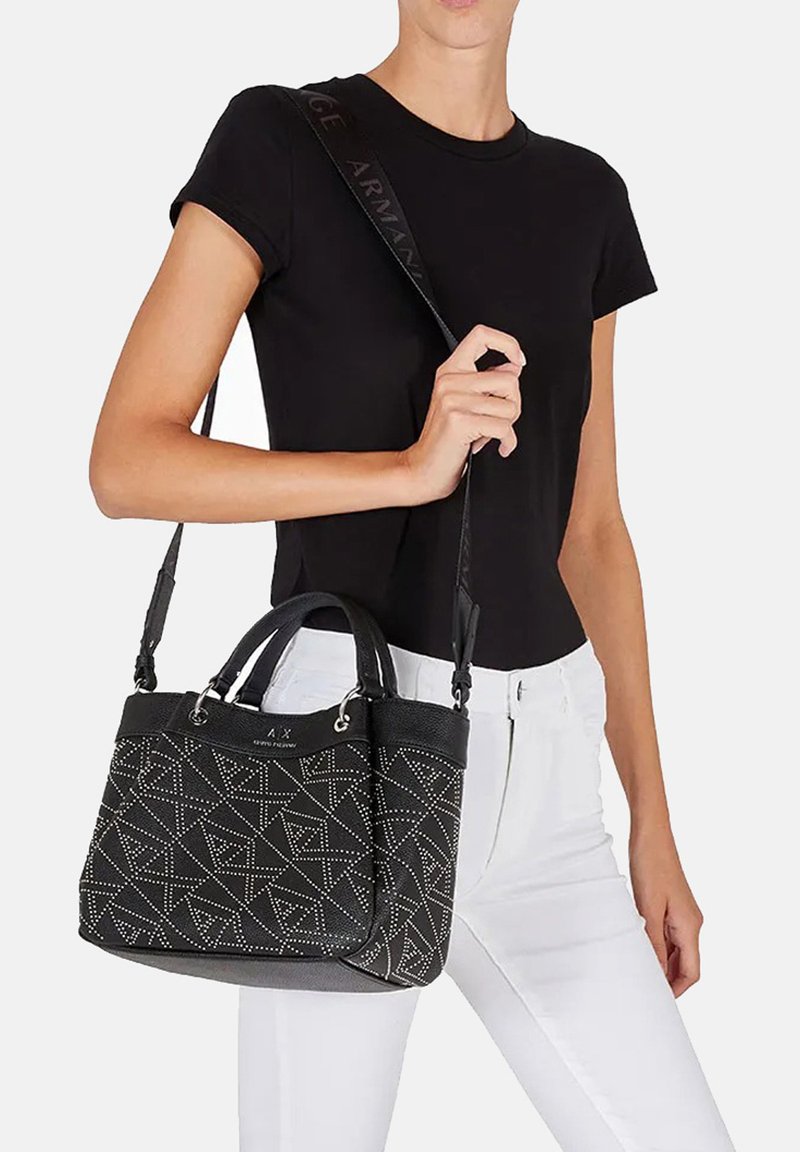 Schwarze Handtasche mit geometrischem Nietenmuster, doppelten Tragegriffen und verstellbarem Riemen. Hergestellt aus strukturiertem Material, mit glattem obere Abschnitt.