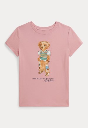 Różowa koszulka z krótkim rękawem z misiem ubranym w strój patchworkowy i napisem „POLO BEAR by RALPH LAUREN” poniżej.