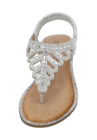 Sølv thong-sandal med dekorativt bladdesign, perlesmykker og glat beige fodseng. Har en elastisk bagrem for bedre pasform.