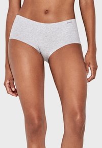 Grijze katoenen hipsteronderbroek met een gladde afwerking, brede tailleband en minimale naden voor comfort, met een klein merkembleem aan de zijkant.