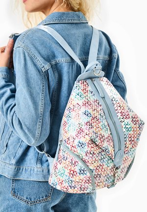 Sac à dos coloré à motifs avec un extérieur brillant matelassé et une sangle bleu clair, présentant une fermeture éclair et un accent de logo rond.