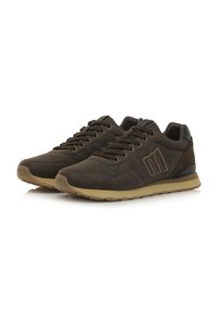 Dunkelbraune Sportschuhe aus strukturiertem Wildleder-Obermaterial, mit Belüftungsöffnungen für Atmungsaktivität und einer Gummisohle. Merkmale sind kontrastierende Nähte und ein Logo.