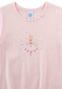 Hellrosa Baumwoll-T-Shirt mit rundem Ausschnitt und kurzen Ärmeln, verziert mit einer Feenillustration mit floralen Akzenten und kleinen dekorativen Schmucksteinen.