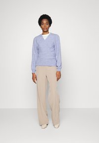 Modström OPAL V-NECK - Camisola - cornflower