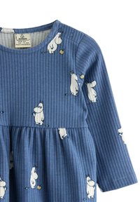 Langärmliges blaues Kleid mit geripptem Textil und Drucken der Moomin-Charaktere, mit gerafftem Bund und Druckknopfverschluss an der Schulter.