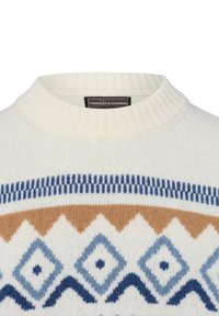 Cremfarbener Strickpullover mit geripptem Kragen und geometrischen Mustern in Blau und Braun. Weiche Textur mit Rauten- und Zickzackmotiven.