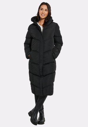 Manteau en duvet noir avec capuche, présentant un design long et matelassé ainsi que des poches avant. Fabriqué en tissu lisse et léger pour une chaleur accrue.