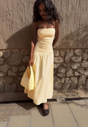 Bershka BANDEAU - MIDI - Vestito casual - yellow