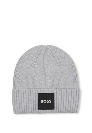 Bonnet en maille gris clair avec revers plié et patch carré noir portant le label BOSS au centre devant.