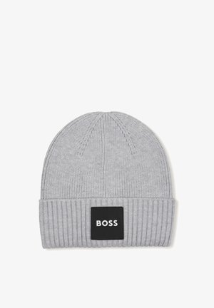 Bonnet en maille gris clair avec revers plié et patch carré noir portant le label BOSS au centre devant.