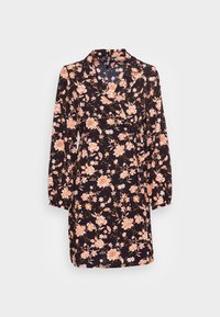 Vestido preto com flores, de mangas longas e design envolvente. Apresenta flores rosas e brancas, gola e um laço na cintura. Tecido leve.