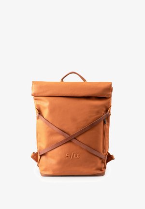 Zaino a cilindro in tessuto arancione con dettagli in pelle marrone e una tasca frontale. Presenta un design a tracolla incrociata e una maniglia robusta.