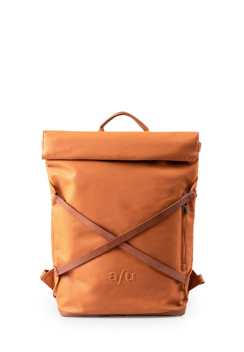 Zaino a cilindro in tessuto arancione con dettagli in pelle marrone e una tasca frontale. Presenta un design a tracolla incrociata e una maniglia robusta.