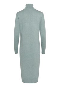 Gai zils ribots adījums kleita ar augstu apkakli, garām piedurknēm un pieguļošu siluetu, kas sniedzas līdz pusgallam, bez redzamām aizdaremi.