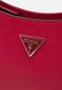 Guess NOELLE TOP ZIP SHOULDER BAG - Borsa a mano - rosso