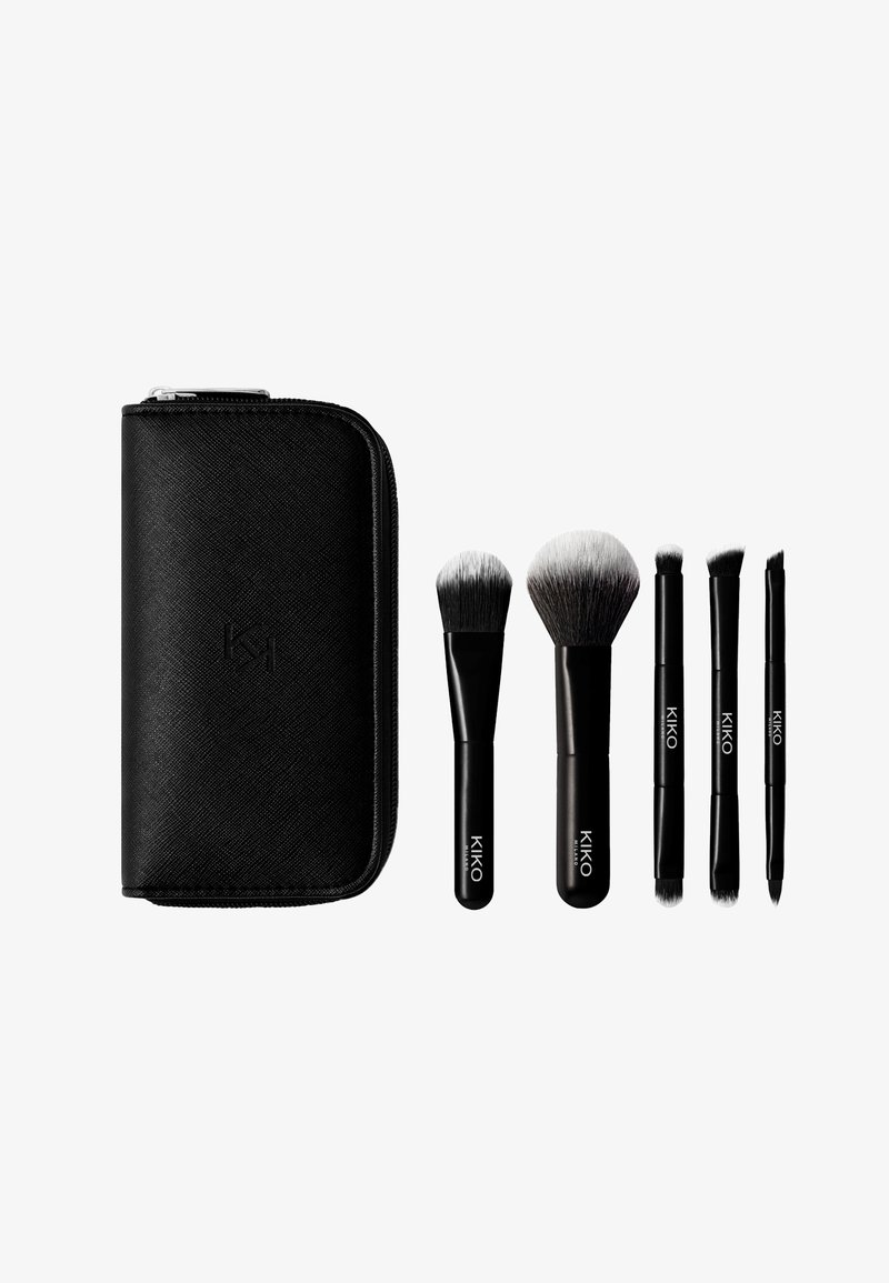 Schwarzes, mit einem Reißverschluss versehenes Etui, das fünf Makeup-Pinsel hält. Die Pinsel haben schwarze Griffe und weiche Borsten in unterschiedlichen Formen und Größen für vielseitige Anwendungen.