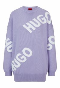 Oversized lavendel trui gemaakt van gebreide stof met wit 'HUGO' logo diagonaal gedrukt op de voorkant. Geribbelde halslijn en manchetten.