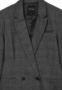 Blazer grigio a quadri realizzato in tessuto testurizzato, caratterizzato da revers a punta, chiusura a doppio bottone e una tasca sul petto.
