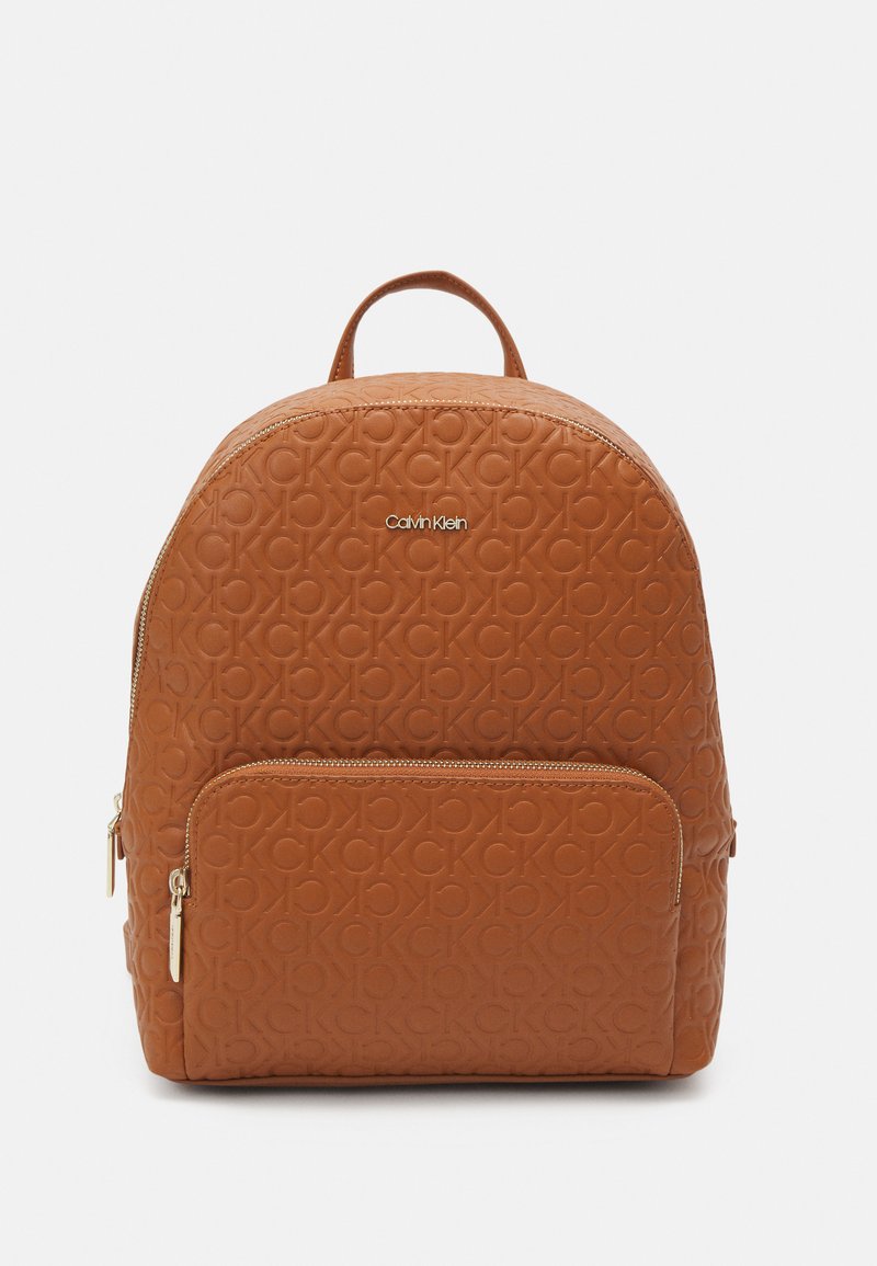 Calvin Klein MUST CAMPUS BACKPACK EMBOSSED Rucksack cognac Zalando.de