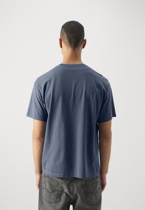 Blaues Baumwoll-T-Shirt mit kurzen Ärmeln und Rundhalsausschnitt, Rückansicht. Es hat eine lässige Passform und eine glatte Textur.