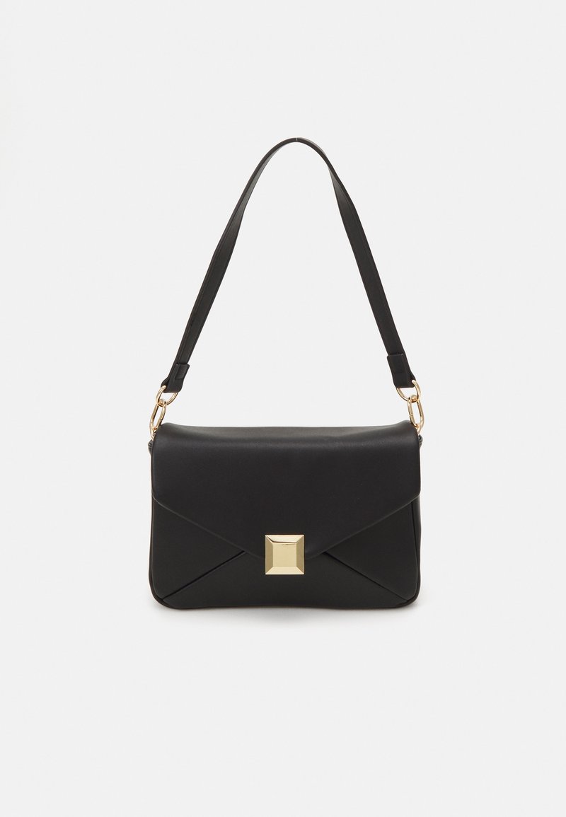Sac à épaule en cuir noir avec rabat enveloppe, fermoir carré doré et bandoulière réglable avec ferrures dorées.