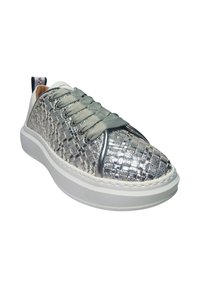 Silberne, gewebte Sneakers mit strukturiertem Finish, grauen Schnürsenkeln und einer weißen Gummisohle. Verfügt über eine runde Zehenpartie und kontrastierende Akzente.