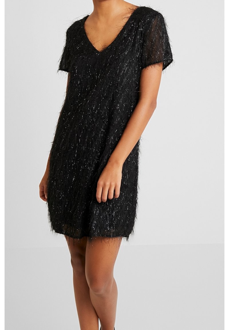 Czarna krótka sukienka z dekoltem w serek, krótkimi rękawami, wykonana z teksturowanego, puszystego materiału z błyszczącymi nitkami wplecionymi w całość.