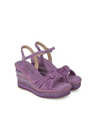 Sandali con zeppa in suede viola, con punta annodata, cinturino alla caviglia regolabile e suola testurizzata a strati con dettagli argento e viola.
